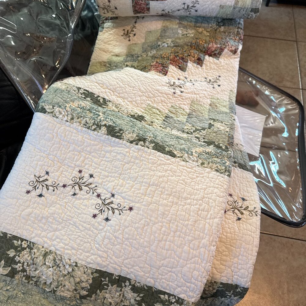 Olivia Embroidered 6-Piece Quilt Set - Lightweight King Green, Ivory